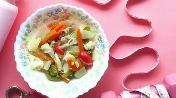 schließen oben von hausgemacht Gemüse Salat auf Teller video