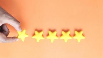 client la revue concept.rating d'or étoiles sur Orange Contexte video