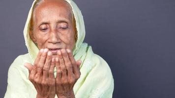 Senior Frauen Hand beten beim Ramadan