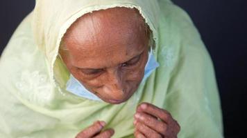Senior Frauen Hand beten beim Ramadan