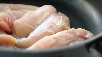 rauw kip borst in een pan video