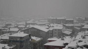 Haut vue de neige paysage urbain dans Istanbul à nuit video