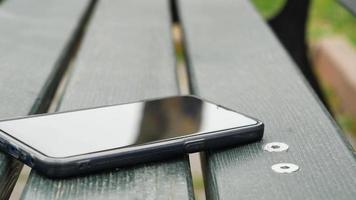 oublier smartphone sur un banc de parc, téléphone intelligent perdu video