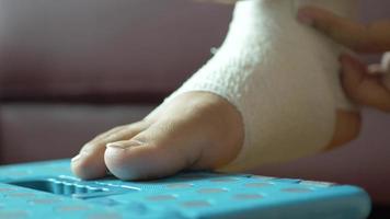 femme pieds avec bandage sur tabouret video