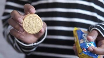 dhaka, Bangladesh 23e maart 2021. hand- Holding oreo chocola biscuits video