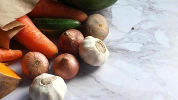 gesund Essen mit Papier wiederverwendbar Tasche Gemüse auf Marmor Hintergrund. video
