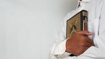 pessoa abraçando a piedosos Alcorão livro video
