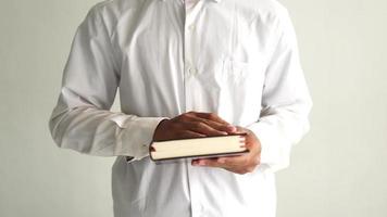 Person suchen beim und wischen das heilig Koran Buch video