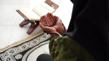 femme prier avec Contexte de saint coran video