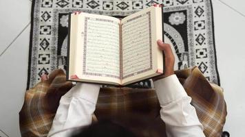 Mann öffnen das heilig Koran video