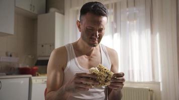 a pobre homem é choro, tem não Comida e é tentando para comer mofado pão. Como uma resultado do a Comida crise e a fome crise, a homem vai com fome e come mofado pão. video