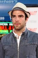 zachary quinto llegando a el estreno de obtener inteligente a mans pueblo teatro en madera del oeste cajun dieciséis 20082008 foto