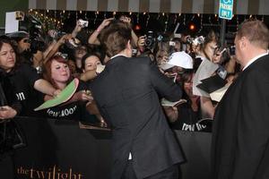 Robert Pattinson arriving at the New Moon PremiereManns Westwood Village TheaterWestwood  CANovember 16 20092009 photo