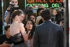 Ana hathaway steve Carell llegando a el estreno de obtener inteligente a mans pueblo teatro en madera del oeste cajun dieciséis 20082008 foto