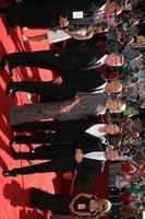 tom Bergeron hola mandel heidi klum jeff problema y Ryan cresta del mar Emmy cohostsllegando a el hora estelar premios emmy a el Nokia teatro en los angeles California en septiembre 21 20082008 foto