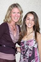 lexi ainsworth mamá renee llegando a el general hospital ventilador club almuerzo a el airtel plaza hotel en camioneta Nuys California en julio 18 2009 2008 foto