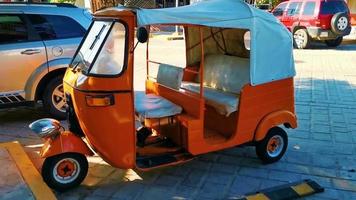 puerto escondido oaxaca Mexico 2022 oranje tuk tuk wit tuktuks riksja in Mexico. video