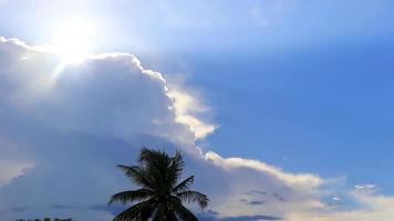 de zon komt uit van achter de wolken in Mexico. video