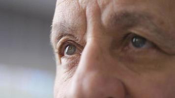 yeux. vieux homme yeux dans fermer. yeux de un personnes âgées la personne dans fermer. video