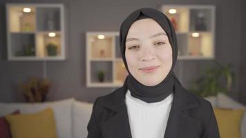 musulmán hijab negocio mujer mirando a cámara. confidente musulmán negocio mujer mirando a cámara. video