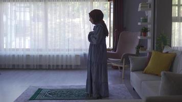 muçulmano mulher dentro hijab Rezar às lar. conceito do adoração durante Ramadã e religioso feriados. video