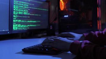 peligroso encapuchado hacker rompe dentro gobierno datos servidores y infecta su sistemas con virus. hacker pasado por alto la seguridad cibernética por mecanografía código en teclado tarde a noche. video