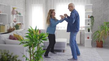 gelukkig oud mensen dansen. ouderen paar in hun huis is dansen. video