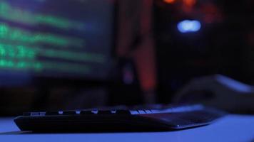 Hacker Hände Tippen sehr schnell auf Klaviatur. Hacker umgangen Internet-Sicherheit durch Tippen Code auf Tastatur spät beim Nacht. video
