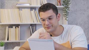 escritório trabalhador falando nervosamente em a telefone. nervoso escritório trabalhador falando nervosamente em a telefone. video