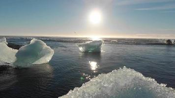 zonsopkomst Bij diamant strand, in de buurt jokulsarlon lagune, IJsland video