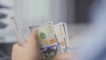 närbild manlig händer räkning pengar. manlig händer räkning oss dollar. video