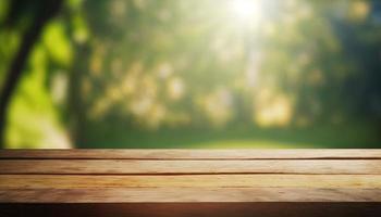 de madera mesa y borroso verde naturaleza bokeh antecedentes para producto.tablero fotografía imágenes de varios objetos, tal como libros, plantas, o papelería, arreglado en un de madera mesa foto