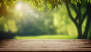 de madera mesa y borroso verde naturaleza bokeh antecedentes para producto.tablero fotografía imágenes de varios objetos, tal como libros, plantas, o papelería, arreglado en un de madera mesa foto