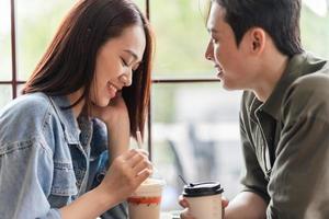 joven pareja asiática que data en la cafetería foto