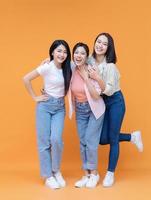 imagen de joven Tres asiático niña en antecedentes foto