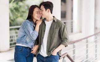 foto de joven asiático Pareja al aire libre