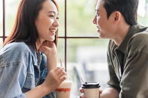 joven pareja asiática que data en la cafetería foto