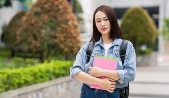 joven asiático estudiante a colegio foto