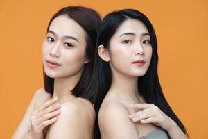 belleza foto de dos joven asiático mujer