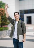 joven asiático estudiante a colegio foto