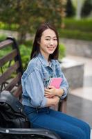 joven asiático estudiante a colegio foto