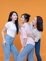 imagen de joven Tres asiático niña en antecedentes foto