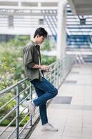 retrato de joven asiático hombre al aire libre foto