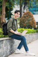 joven asiático estudiante a colegio foto