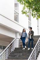 foto de joven asiático Pareja al aire libre