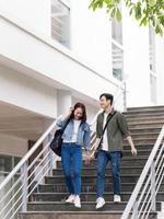 foto de joven asiático Pareja al aire libre