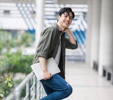 retrato de joven asiático hombre al aire libre foto