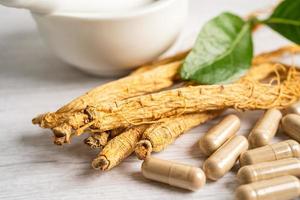 ginseng, hierba vegetal seca. comida sana comida de exportación famosa en el país de corea. foto