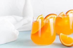 difícil agua de Seltz refrescante naranja cóctel en lentes en un mesa. hecho en casa beber. Copiar espacio foto