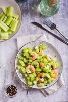 camarones y Cortado apio en un vegetariano vitamina ensalada para un antioxidante dieta parte superior y vertical foto